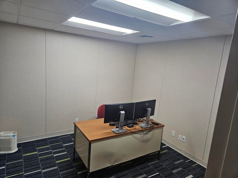 More Photos Of 9900 Harrison, Romulus Truck Terminal For Lease