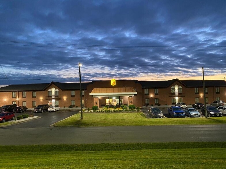 Primary Photo Of 2055 E 5th St, Metropolis Hotel For Sale