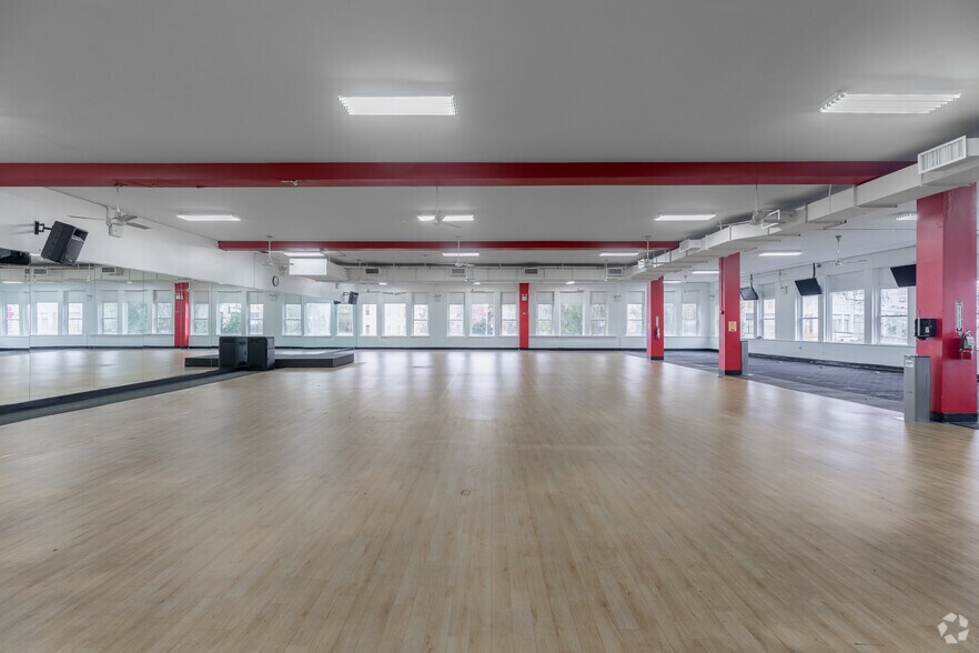 More Photos Of 58-66 E Fordham Rd, Bronx Storefront Retail Office For Lease