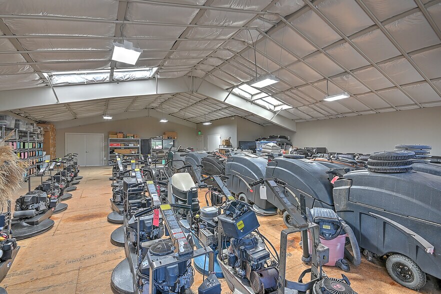 More Photos Of 317 Bluff City Hwy, Bristol Flex For Sale