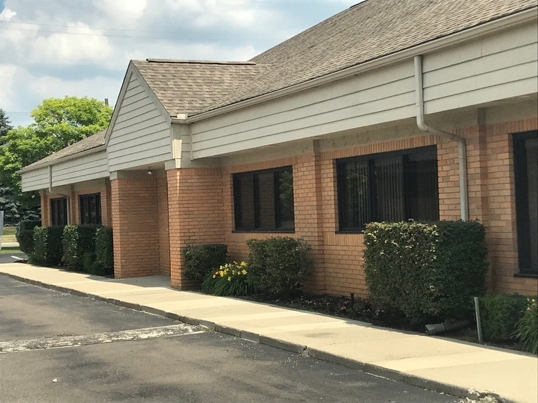 More Photos Of 5757 W Maple Rd, West Bloomfield Medical For Sale