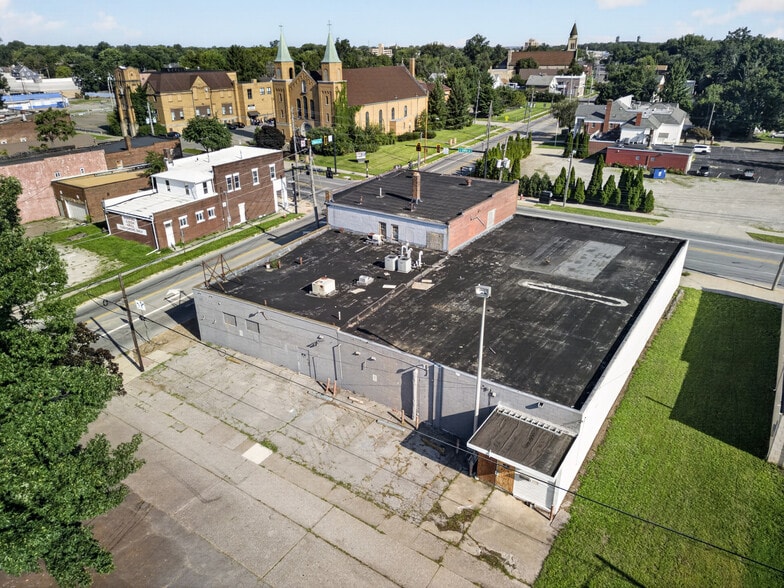More Photos Of 300 E 28 St, Lorain General Retail For Sale