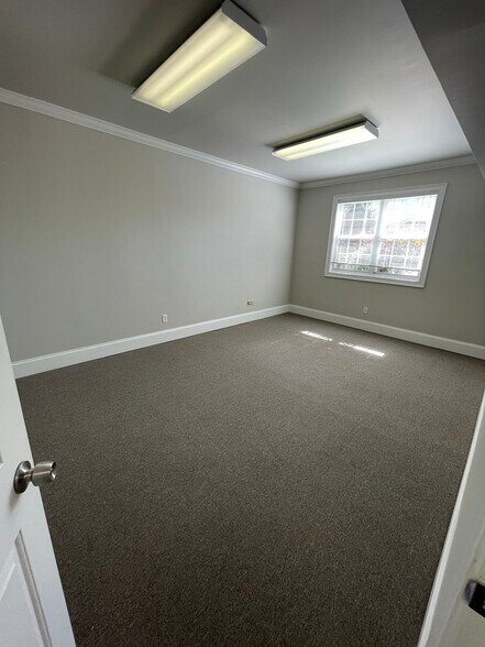 More Photos Of 327 Dahlonega St, Cumming Office For Lease