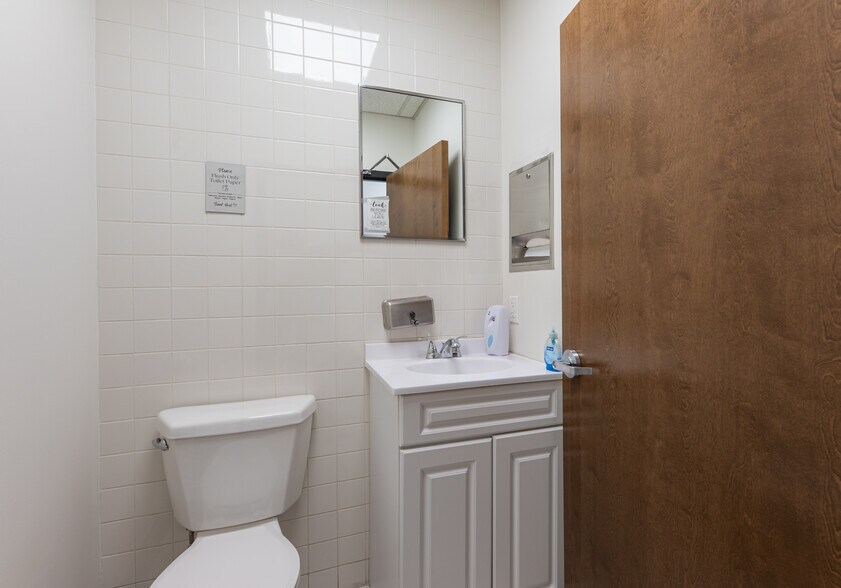 More Photos Of 1 Alpine Ct, Chestnut Ridge Warehouse For Lease