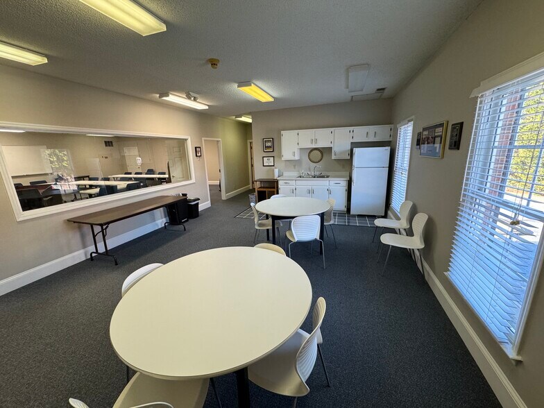 More Photos Of 160 Hawthorne Park, Athens Medical For Sale