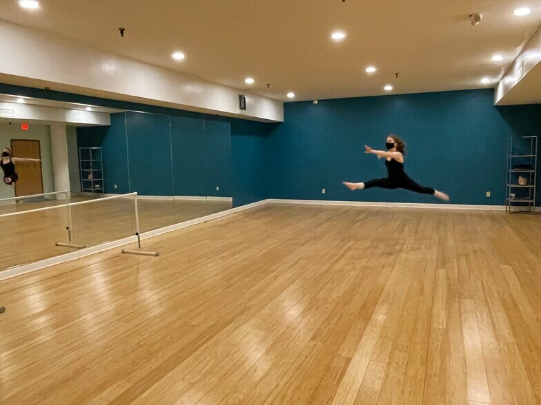 More Photos Of 1131 Central Ave, Middletown Loft Creative Space For Sale