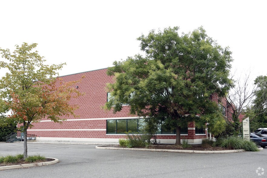 More Photos Of 901 Penhorn Ave, Secaucus Warehouse For Lease