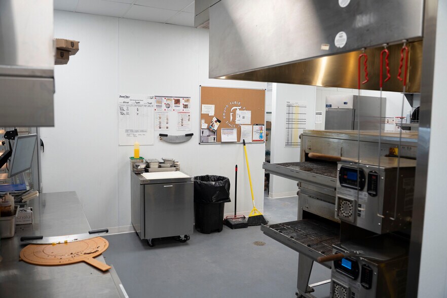 More Photos Of 11040 W IH-10, San Antonio Restaurant For Lease