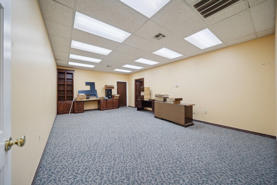 More Photos Of 710 S Adams St, Sapulpa Distribution For Sale