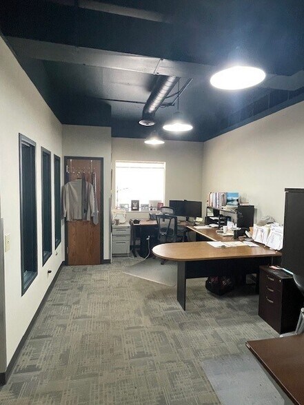 More Photos Of 2601 S Hub Dr, Independence Office For Sale
