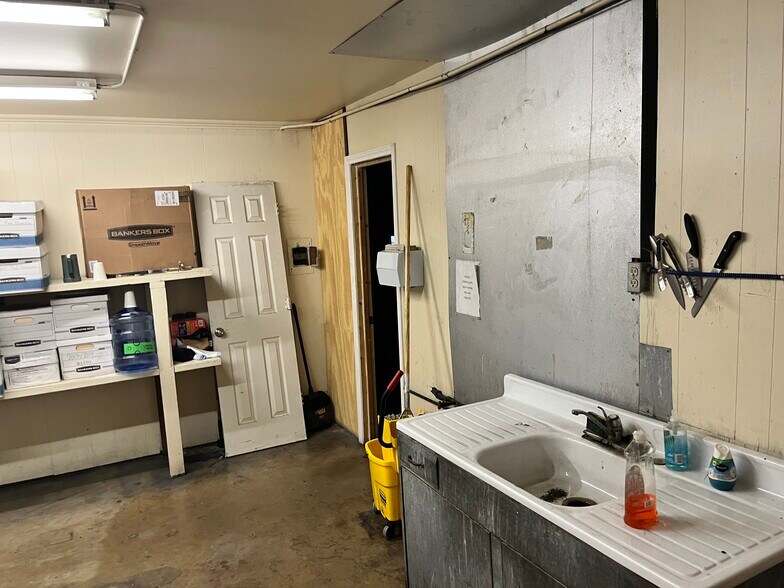 More Photos Of 1602 W Poplar St, San Antonio Warehouse For Lease