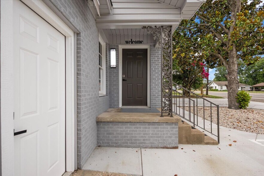 More Photos Of 501 N Main St, Lindale Office For Sale