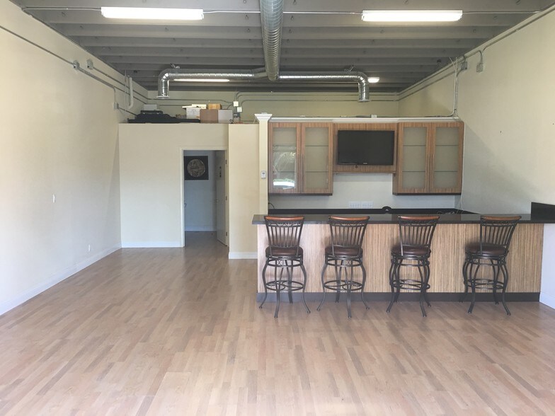 More Photos Of 28130 Avenue Crocker, Valencia Service For Lease