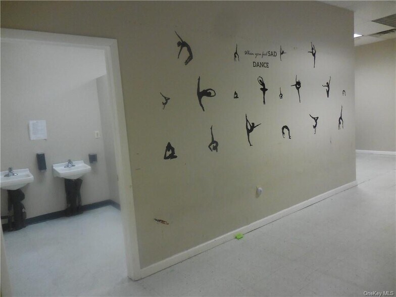 More Photos Of 3054 Us-9w, New Windsor Township Warehouse For Lease