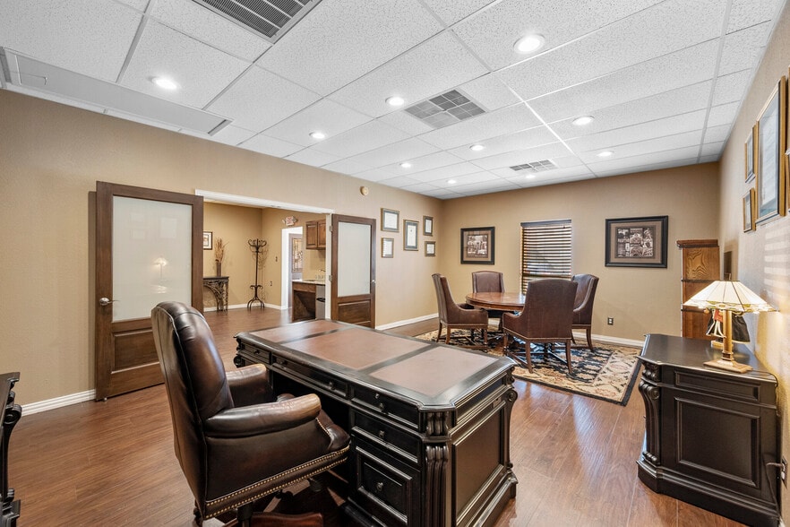 More Photos Of 2313 Roosevelt Dr, Dwg Office For Sale