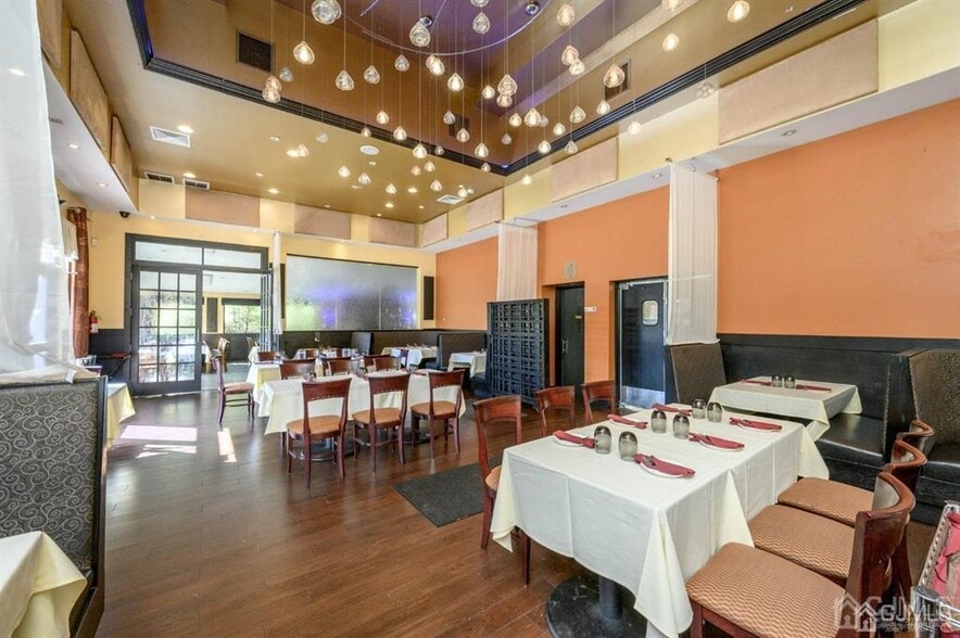 More Photos Of 522 Rt-33, Englishtown Restaurant For Lease