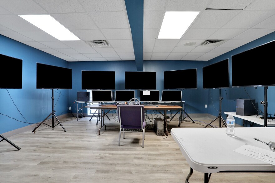 More Photos Of 3787 Old Middleburg Rd, Jacksonville Office For Sale