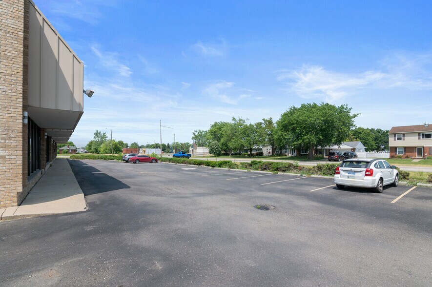More Photos Of 13210-13270 Trenton Rd, Southgate Office For Lease