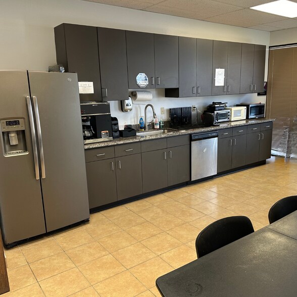 More Photos Of 10615 Shadow Wood Dr, Houston Office Residential For Lease