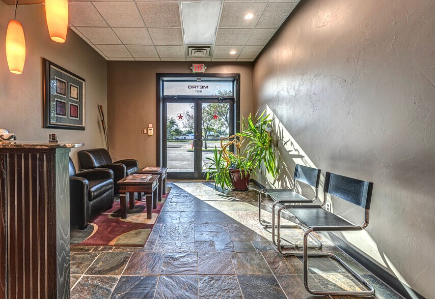 More Photos Of 921 N Lahoma Ave, Norman Light Manufacturing For Sale