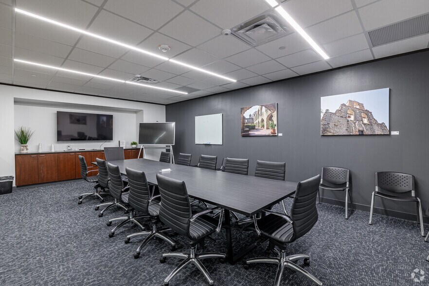 More Photos Of 7550 W Interstate 10, San Antonio Office For Lease