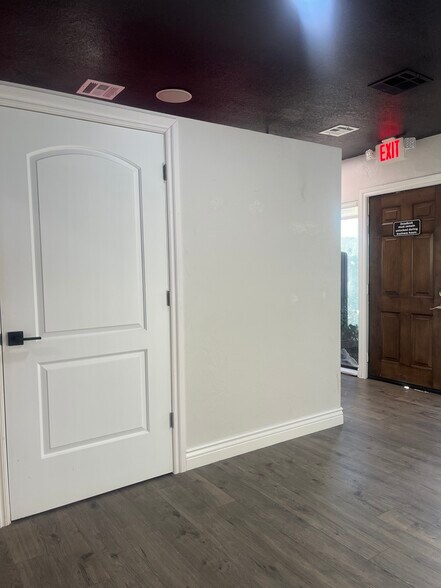 More Photos Of 911 E MacArthur St, Shawnee Showroom For Lease