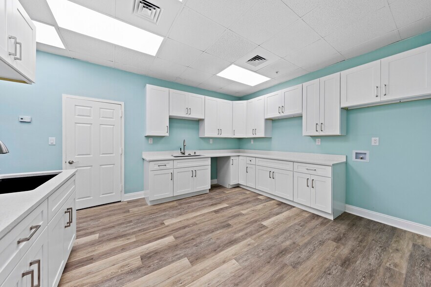 More Photos Of 5420 Hickory St, Panama City Office For Lease