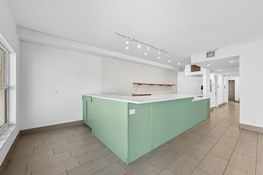 More Photos Of 3062 Beach Blvd S, Gulfport General Retail For Sale