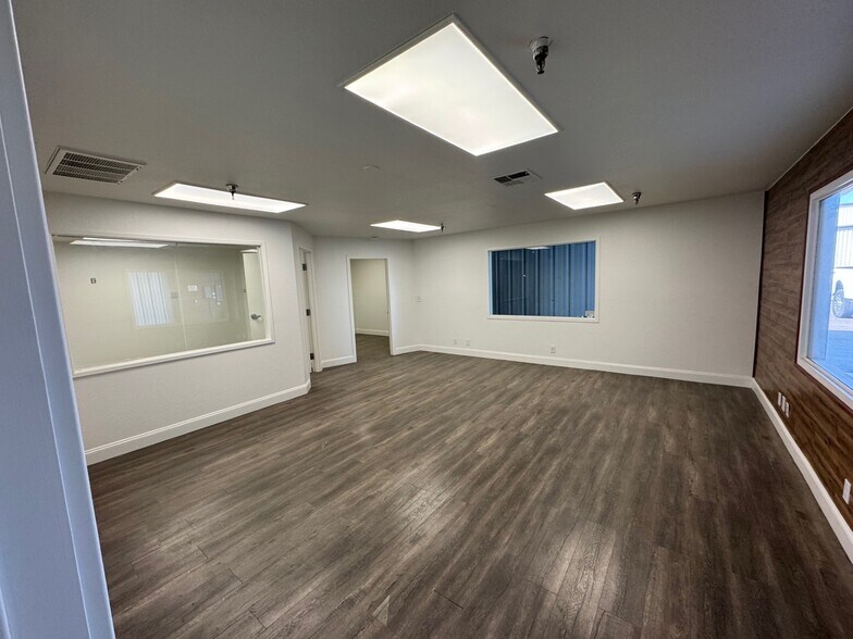 More Photos Of 7401-7427 W Sunnyview Ave, Visalia Warehouse For Lease