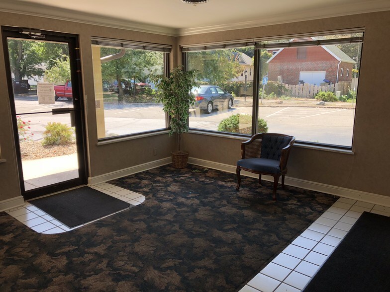 More Photos Of 252 E Washington St, East Peoria Office For Lease