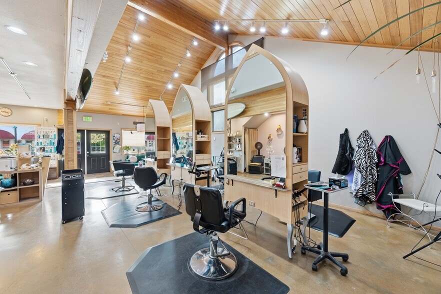 More Photos Of 249 NW 6th St, Redmond Storefront Retail Office For Lease