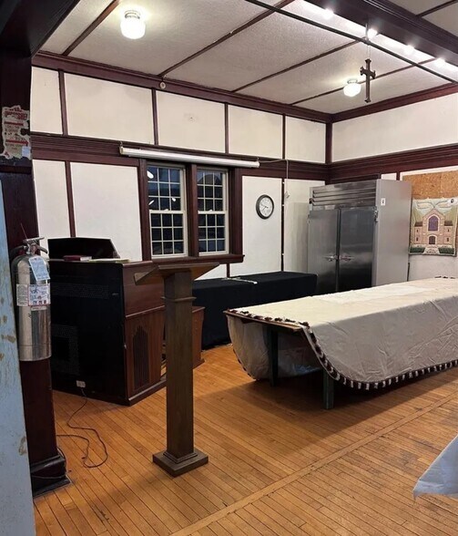 More Photos Of 153 S 1st St, Fulton Religious Facility For Lease