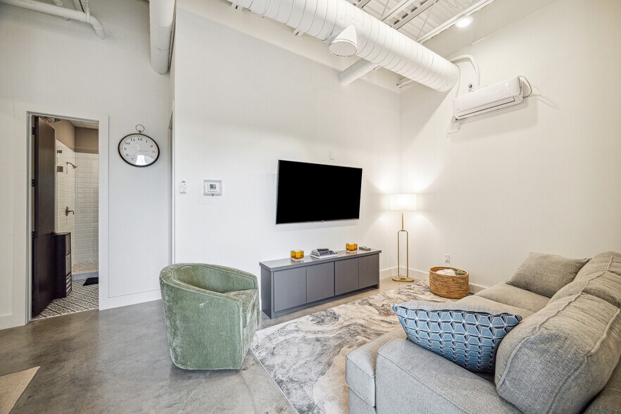 More Photos Of 1511 W 12th St, Houston Office For Sale