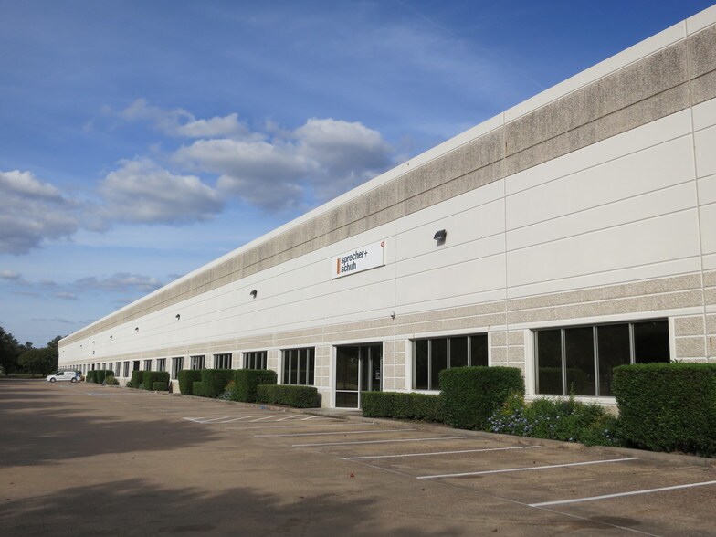 More Photos Of 15904-15920 International Plaza Dr, Houston Warehouse For Lease