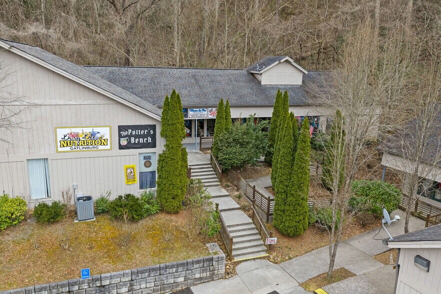 More Photos Of 170 Glades Rd, Gatlinburg Freestanding For Sale