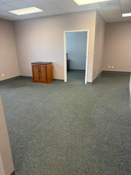 More Photos Of 1041 N Royal Ave, Evansville Office For Lease