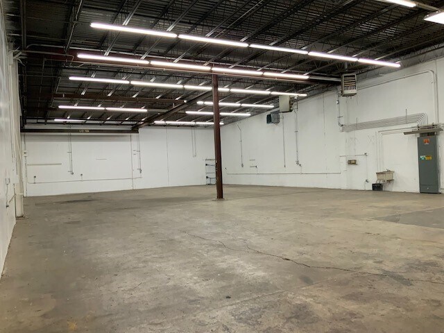 More Photos Of 41 Germany Dr, Wilmington Distribution For Lease