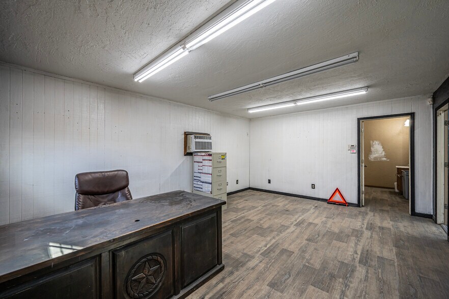 More Photos Of 11206 N Broadway Ave, Ada Warehouse For Sale