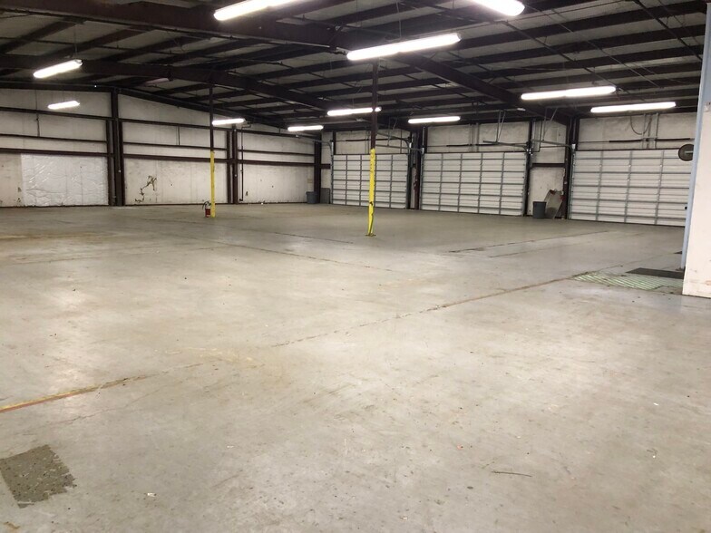 More Photos Of 2107 Broussard St, Tyler Warehouse For Lease