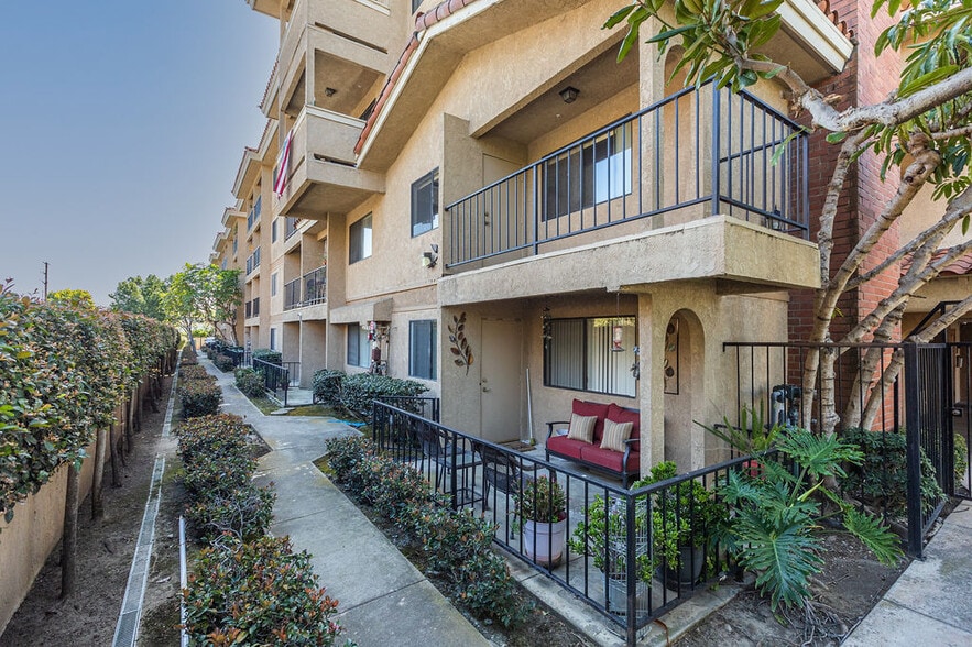 More Photos Of 18700 Florida St, Huntington Beach Apartments For Sale