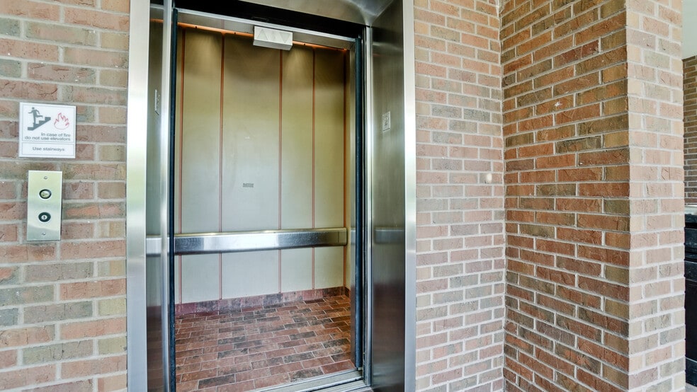 More Photos Of 2033 Wood St, Sarasota Medical For Lease