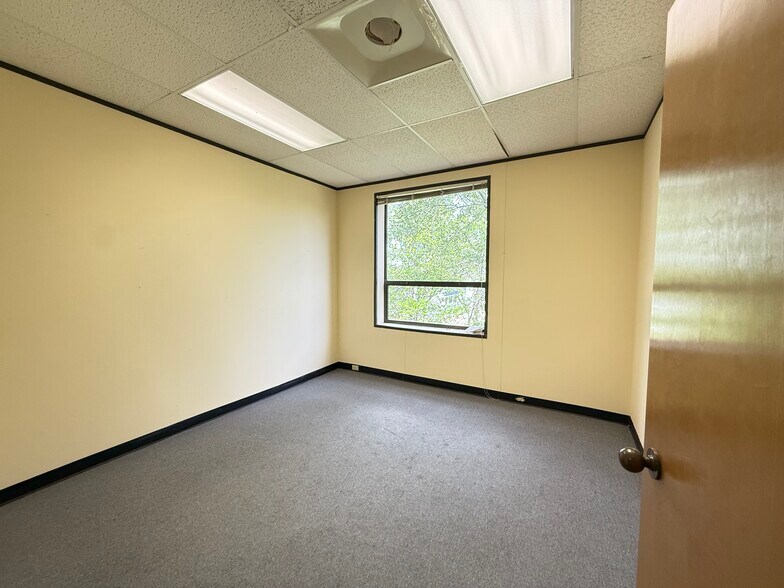 More Photos Of 1606 Headway Cir, Austin Light Manufacturing For Lease