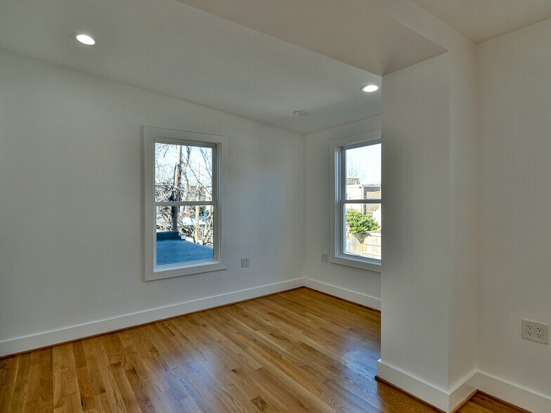 More Photos Of 515 11th St SE, Washington Storefront Retail Office For Sale