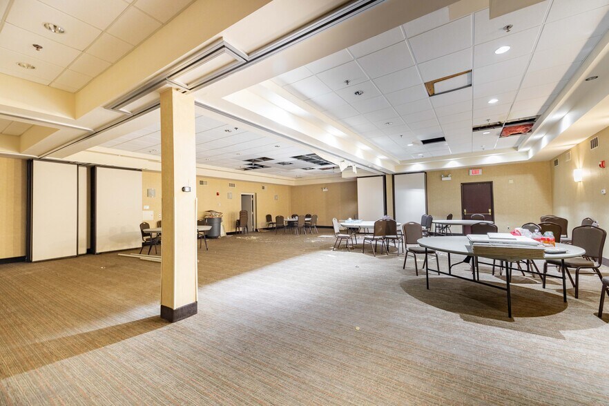 More Photos Of 31525 W 12 Mile Rd, Farmington Hills Hospital For Sale