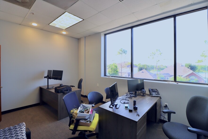 More Photos Of 2734 W Sunrise Blvd, Pearland Office For Lease