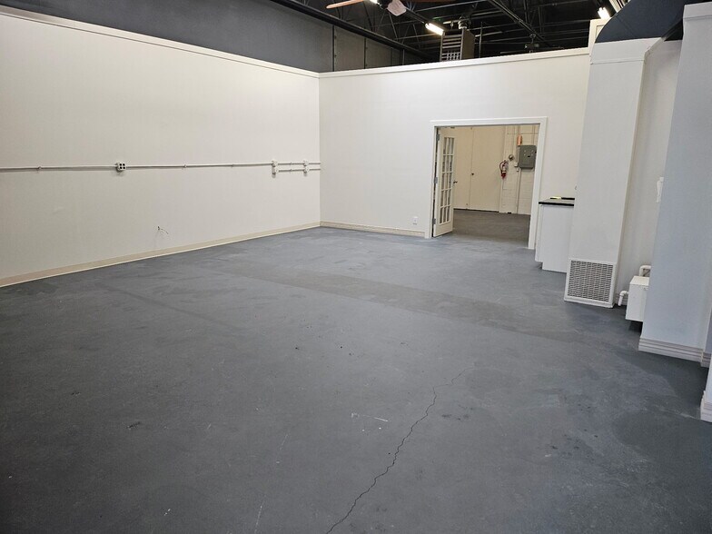 More Photos Of 541 N Wolf Rd, Wheeling Warehouse For Lease