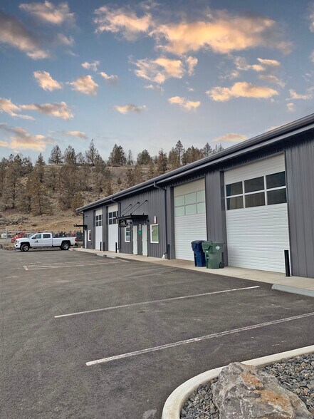 More Photos Of 64415 Strickler Ave, Bend Warehouse For Lease