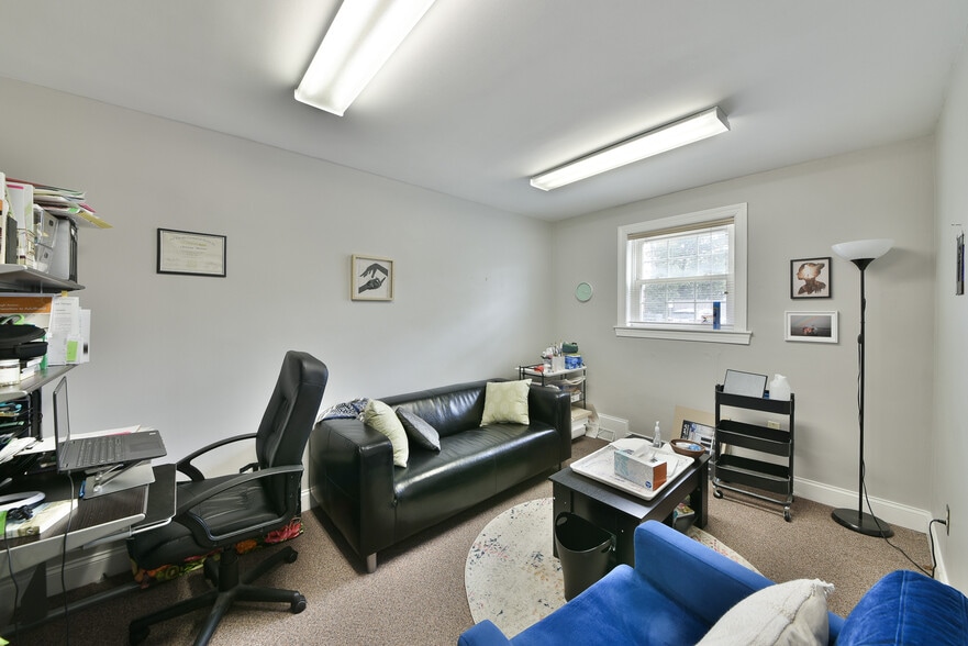 More Photos Of 12 E Mill Rd, Flourtown Medical For Lease