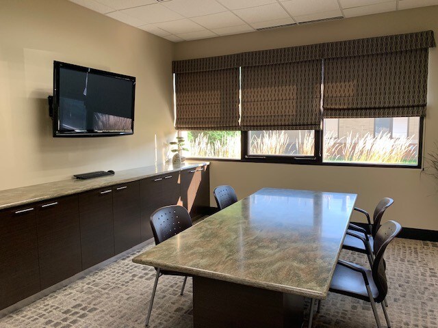 More Photos Of 345 Memorial Dr, Crystal Lake Showroom For Sale