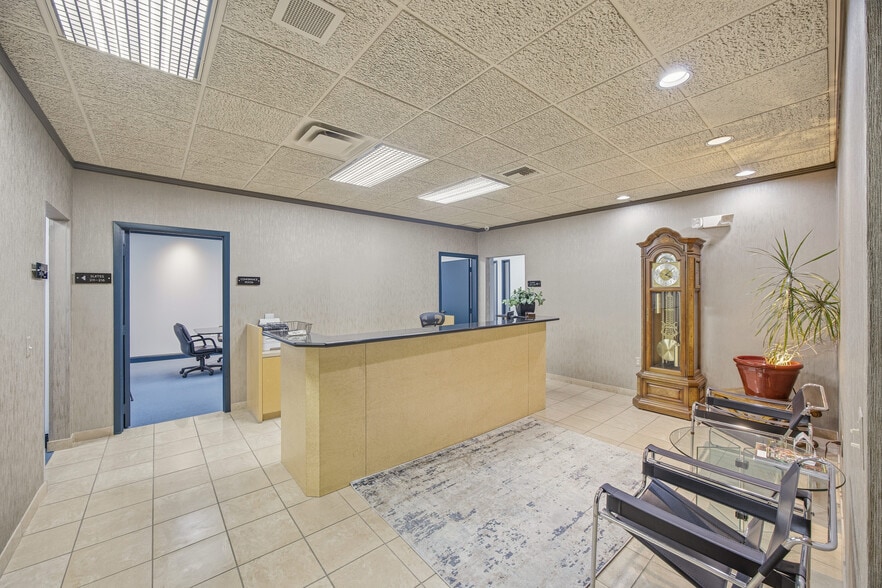 More Photos Of 261-275 E Maple Rd, Birmingham Storefront Retail Office For Lease